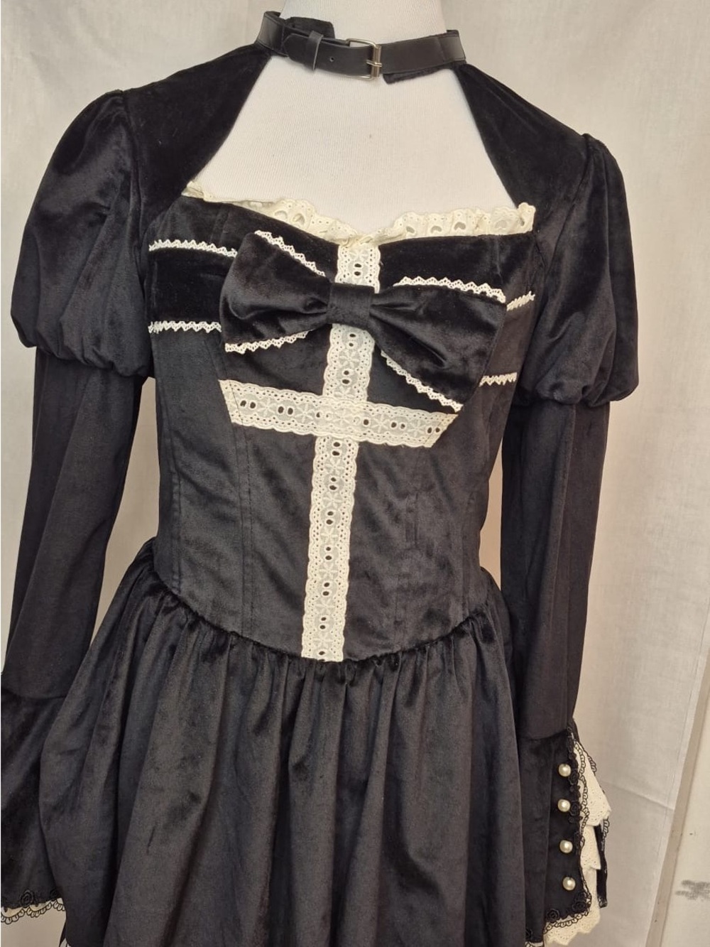 2056 - Gothic Lace Trim Black Velvet Dress with Bow - Picture 2 of 5